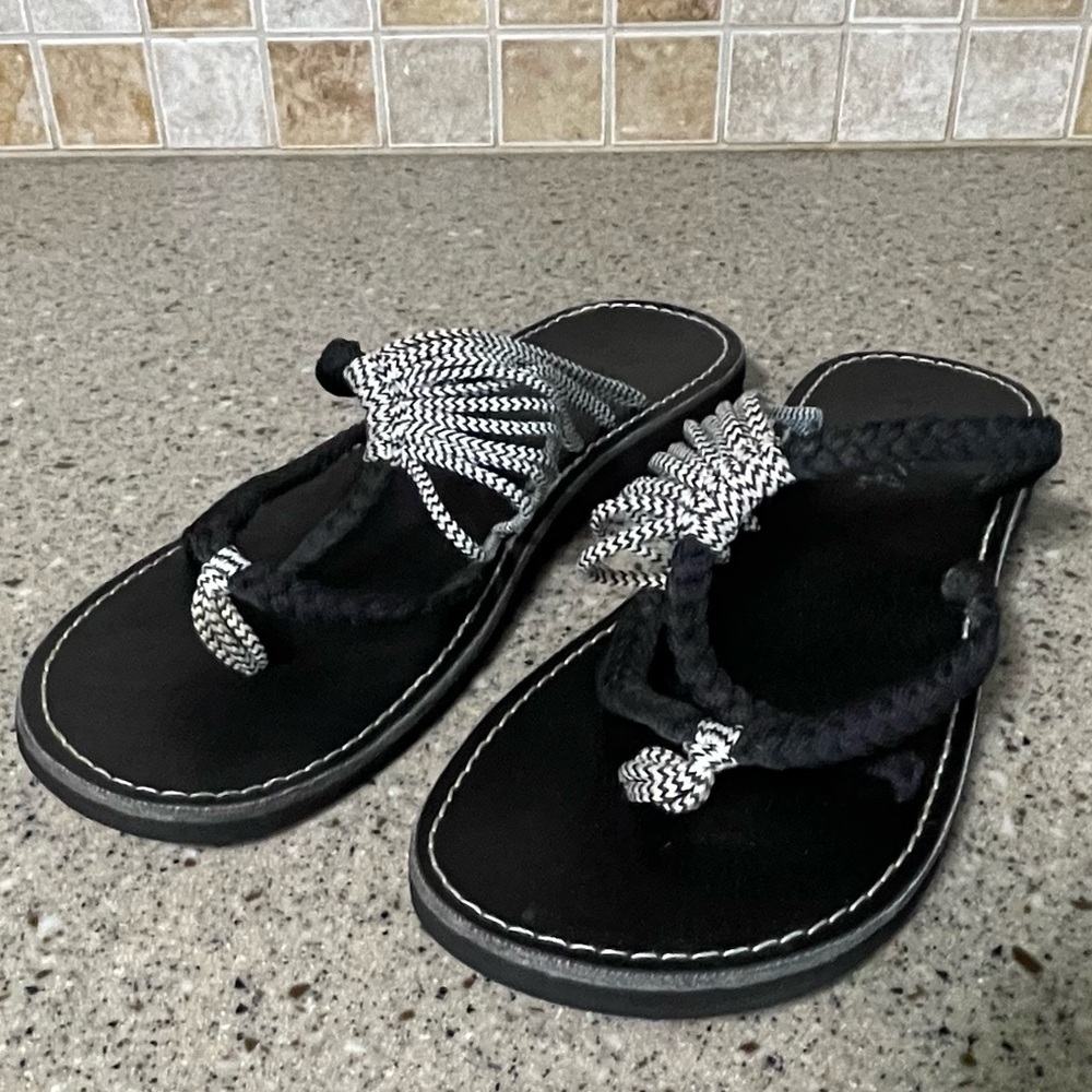 Plaza Women’s Black Zebra Oceanside FlipFlop Sandals Size 8